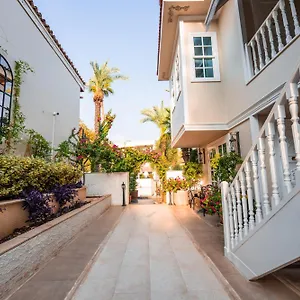 מלון Elegance East